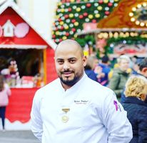 صاحب لقب الملعقة الذهبية والمتعدد التخصصات والمواهب في عالم الطبخ والحلويات,اهلا وسهلا بكم معنا شيف حلمي تهامي 